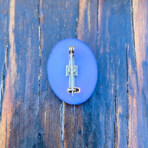 5/$25 💘 Vintage Lightweight Pretty Lady Plastic Pin - Picture 3 of 5